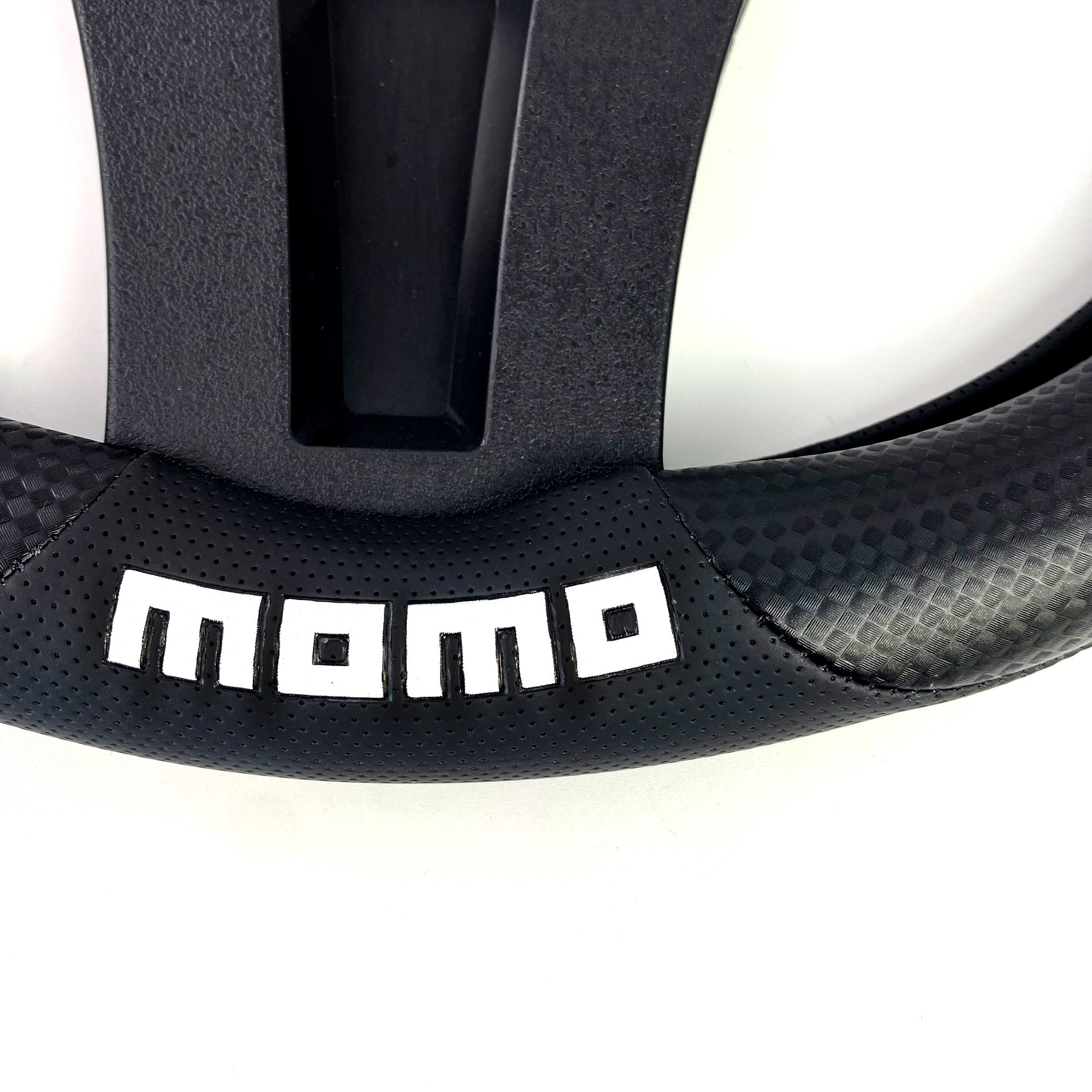 FUNDA VOLANTE MOMO TUNING UNIVERSAL COLOR NEGRO 38-39CM - Imagen 3